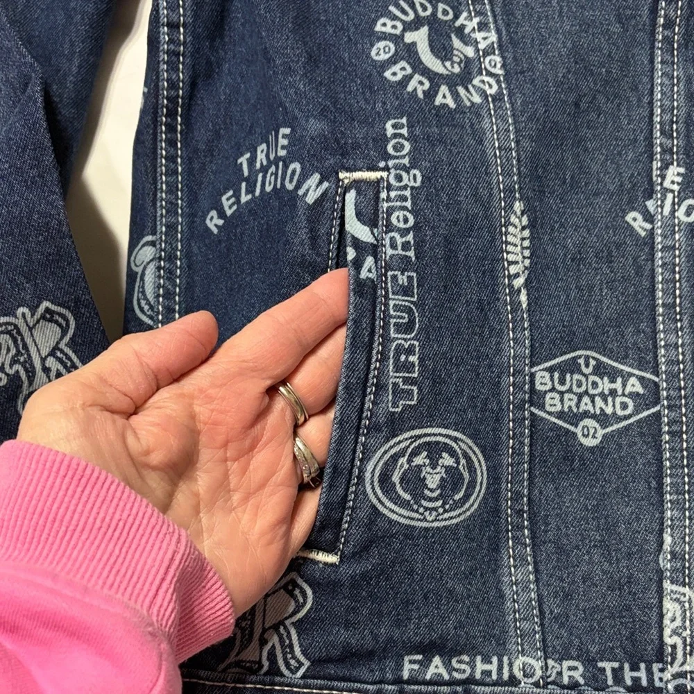True Religion AOP Logo Denim SN Jacket Medium Rustic Barn Wash Size XL NWT - Picture 8 of 12
